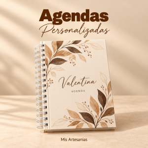 Agenda personalizada Valentina con tapa botánica beige y marrón sobre fondo cálido.
