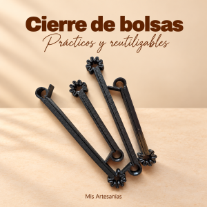 Cierres de bolsas negros impresos en 3D sobre fondo beige cálido.