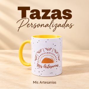 Taza blanca con interior y asa amarillos y diseño original sobre fondo beige cálido.