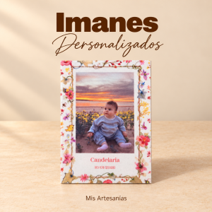 Imán personalizado Candelaria con diseño floral y fotografía sobre fondo beige.