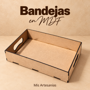 Bandeja rectangular de MDF natural con asas laterales sobre fondo beige cálido.