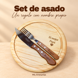 Set de asado personalizado con tabla redonda de madera de 25 cm, cuchillo y tenedor grabados, sobre fondo beige cálido.