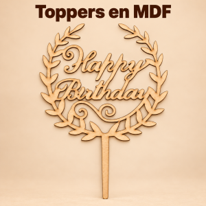 Topper de MDF natural con inscripción Happy Birthday y marco de hojas sobre fondo beige cálido.
